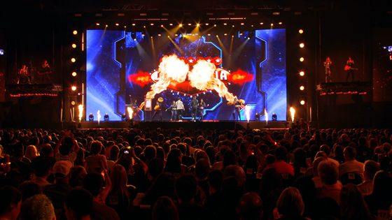 Escenario con letrero de Las Vegas, fuego y p&uacute;blico lleno