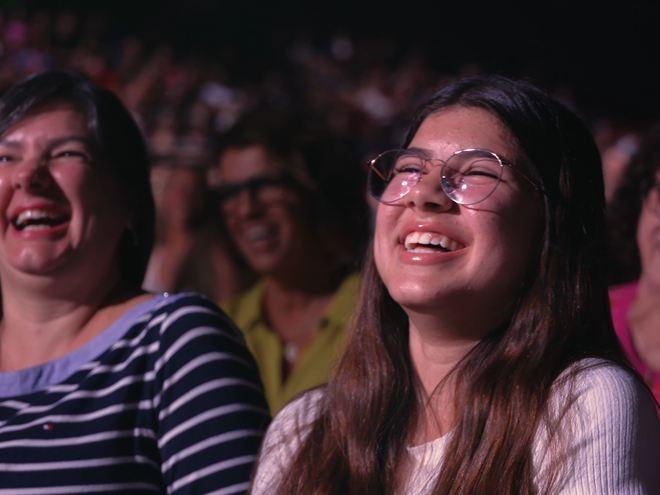 Dos espectadoras riendo durante el espect&aacute;culo