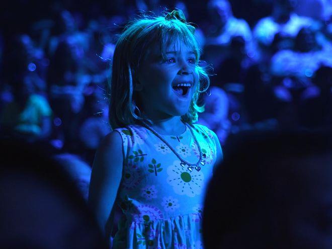 Una ni&ntilde;a con los ojos abiertos mirando el escenario