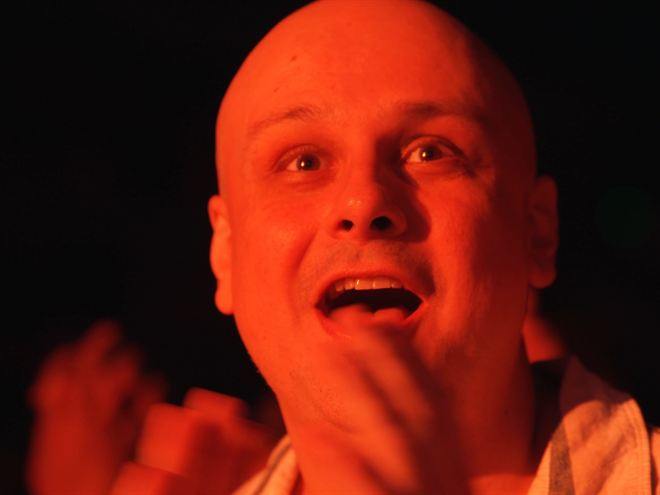 Un espectador aplaudiendo durante el show