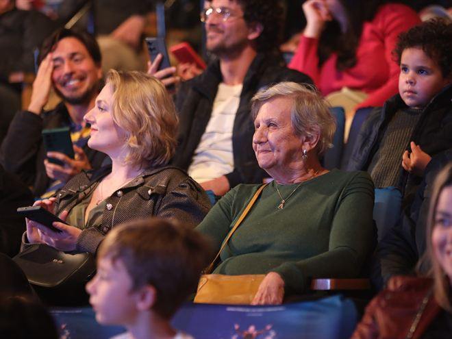 P&uacute;blico de todas las edades en el teatro