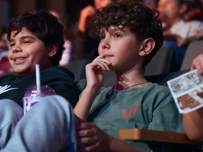 Dos ni&ntilde;os atentos al espect&aacute;culo